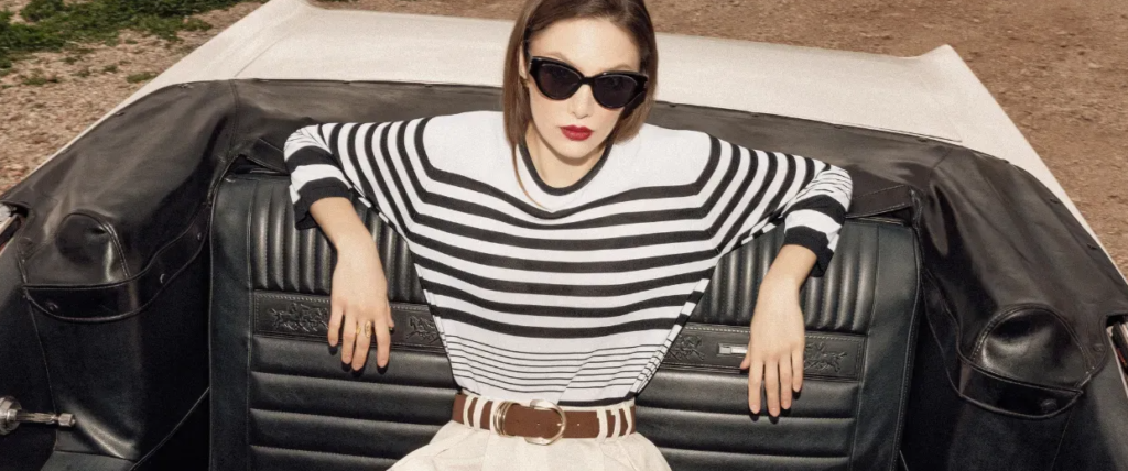 Κομψό ντύσιμο με sneakers; Και όμως γίνεται! Δες πώς